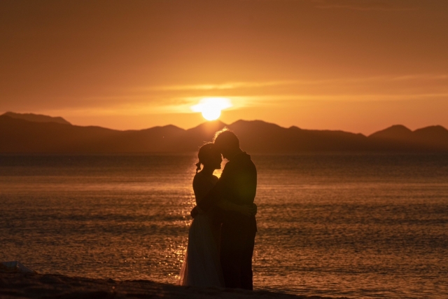 夕焼けとカップル