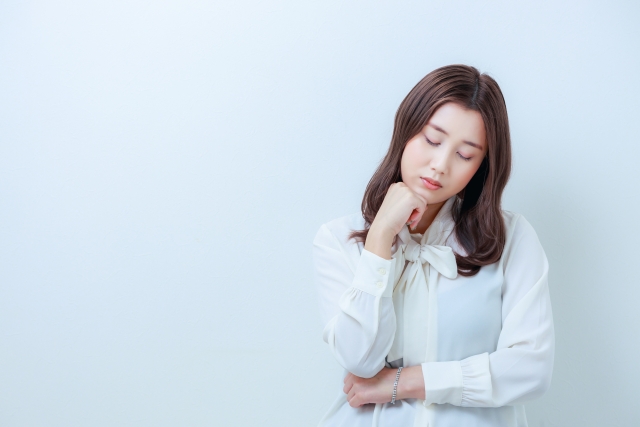 落ち込む女性